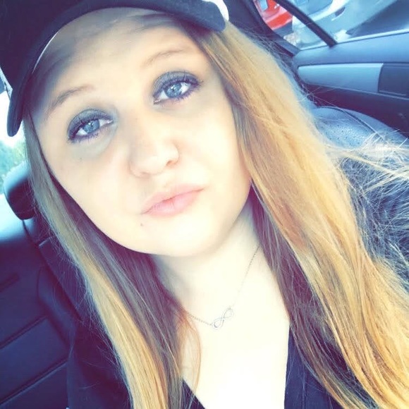 Meet your Posher, Sierra - Picture 2 of 2